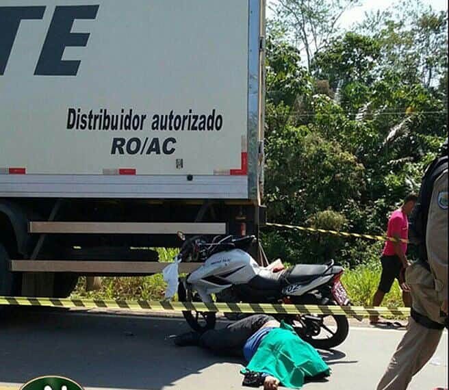 Mototaxista morre ao colidir com traseira de caminhão