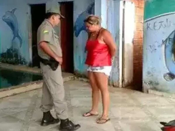 Mulher de traficante preso é flagrada com quase 3 Kg de droga em casa