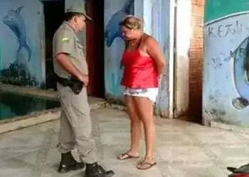 Mulher de traficante preso é flagrada com quase 3 Kg de droga em casa