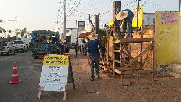 Novos abrigos de ônibus são construídos em Rio Branco