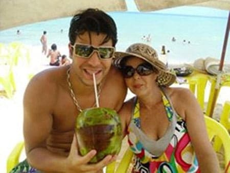 BETH NEWS: 25/09/2015 - Niver Natasha e Sinara Lisboa 7 O modelo acreano Marcelo Bimbi estreou com pé direito no reality show ‘A fazenda’, conquistando a liderança na primeira semana. Votos de boa sorte e muito equilíbrio nos três meses de confinamento ao galã que, segundo suas próprias palavras, representa o Norte do Brasil. Na foto, com a mãe Ália Ganum nas últimas férias da família. Causou!