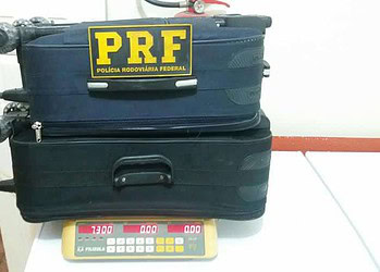 PRF prende mulher com mais de 7 quilos de cocaína na BR 317