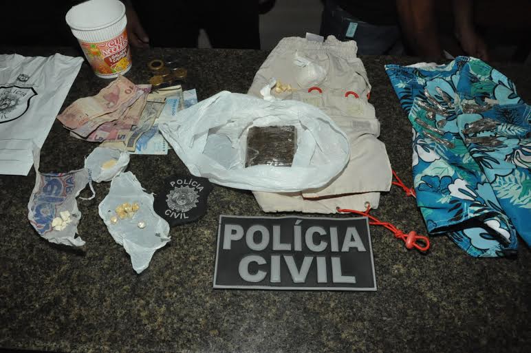 Polícia prende mulher que secava droga em varal no quintal de casa 1 Polícia prende mulher que secava droga em varal no quintal de casa 2