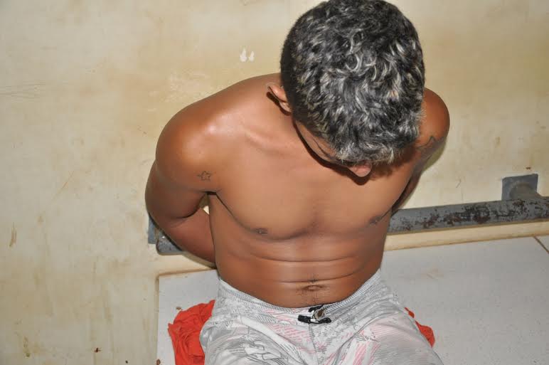 Polícia prende homem com 180 tabletes de maconha no bairro Esperança 2 Polícia prende homem com 180 tabletes de maconha 2