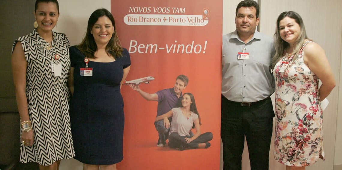 Representantes da TAM falam sobre o voo. (Foto: Odair Leal/ A GAZETA)