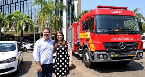 Governo entrega R$ 2,4 milhões em novos veículos para a segurança pública 1 Tião Viana entregou 8 carros, 4 caminhonetes, 6 quadriciclos, 2 caminhonetes e 2 caminhões. (Foto: Secom Acre)