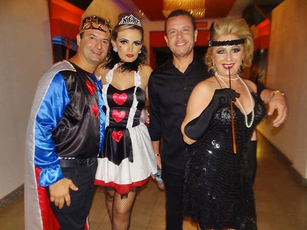 Vestidos a caráter, Antonio e Raquel Frota com Wolney Paiva e Wandeci Coelho na Set Club