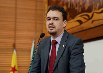 Líder do governo defende a realização de medidas do Governo Federal para combater crise