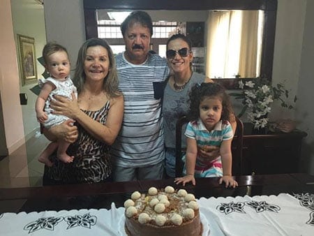 Momento “Parabéns pra Você” ao aniversariante do último dia 5, Tião Silva, ladeado pela esposa Nilde Paiva, a filha Karol Ribeiro e as netinhas Luiza e Júlia. Vivas, Vivas!