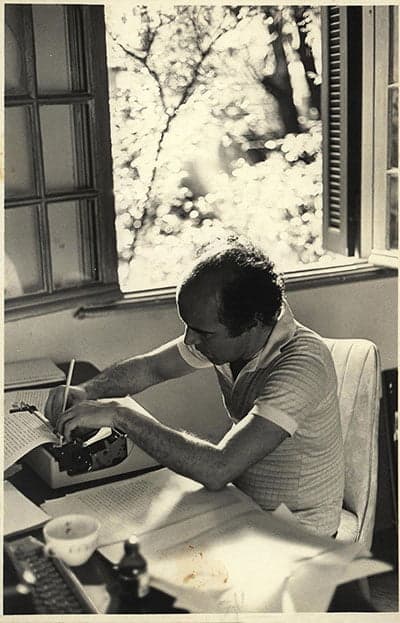 Aos 81 anos, João dirige e atua em peças teatrais pelo Brasil. (Foto: joao das neves)