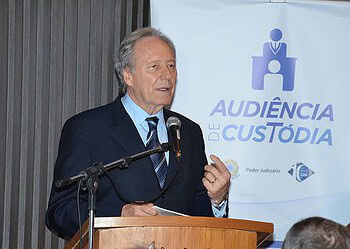 Ministro e a desembargadora-presidente do TJAC, Cezarinete Angelim, vão proceder com o lançamento do Projeto Audiência de Custódia. (Foto: Cedida)