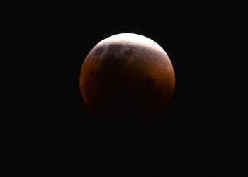 Superlua e eclipse total ocorrem ao mesmo tempo. Fenômeno conhecido como 'Lua de sangue' é observado na Praça dos Três Poderes, em Brasília (Foto/Agência Brasil)