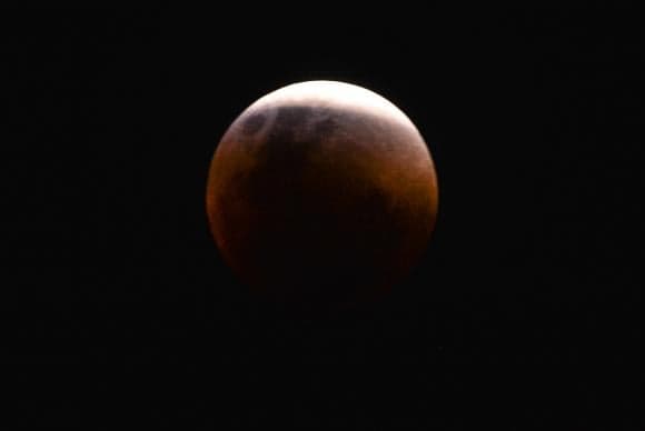 Eclipse total faz superlua desaparecer do céu do Brasil 2 Superlua e eclipse total ocorrem ao mesmo tempo. Fenômeno conhecido como 'Lua de sangue' é observado na Praça dos Três Poderes, em Brasília (Foto/Agência Brasil)