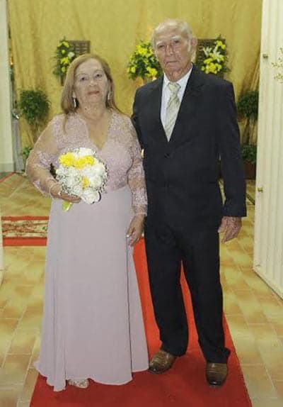 A crise é real I 2 Terezinha Sales de Lima e Ronaldo Maciel de Lima comemoraram bodas de ouro com requintada festa num clima de amor, parceria e carinho reunindo os filhos, netos, noras e familiares para a celebração religiosa e requintado jantar.