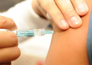 Segunda dose da vacina contra o HPV está disponível para meninas em todo país