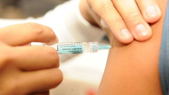 Segunda dose da vacina contra o HPV está disponível para meninas em todo país