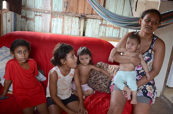 Inês é mãe de quatro crianças e está desempregada