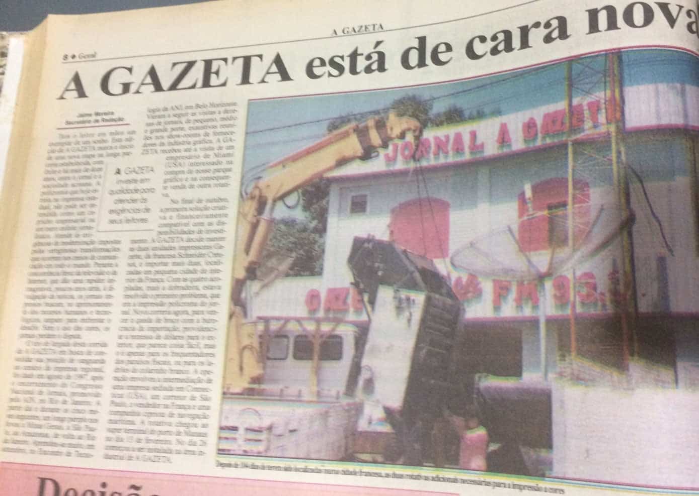 Trinta anos contando a história do Acre 5 Máquina de cores chegando ao antigo prédio do jornal, ao lado da velha sede do Juventus, em 1998. (Foto: Arquivo A GAZETA)