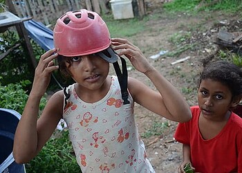 Letícia e Jéssica Rodrigues Leite improvisam nas brincadeiras no quintal de casa. (FOTOS: ODAIR LEAL/AGAZETA)