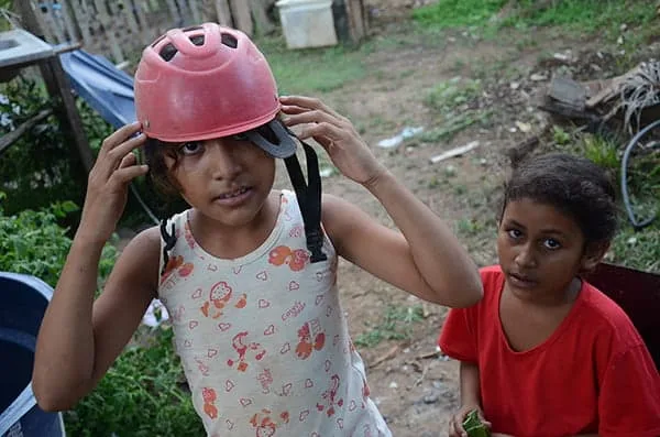 Letícia e Jéssica Rodrigues Leite improvisam nas brincadeiras no quintal de casa. (FOTOS: ODAIR LEAL/AGAZETA)