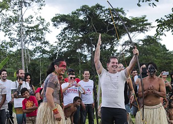Governador recebeu boas-vindas na aldeia, num ritual de proteção e purificação. (Foto: Gleilson Miranda)