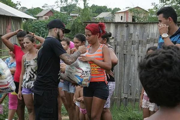 “Esses rapazes fazem a obra de Deus”, desabafa moradora do Caladinho 1 Alimentos arrecadados em evento de tatuagem foram entregues. (Foto: Odair Leal/ A GAZETA)