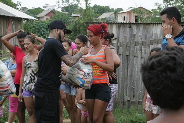 “Esses rapazes fazem a obra de Deus”, desabafa moradora do Caladinho 2 Alimentos arrecadados em evento de tatuagem foram entregues. (Foto: Odair Leal/ A GAZETA)
