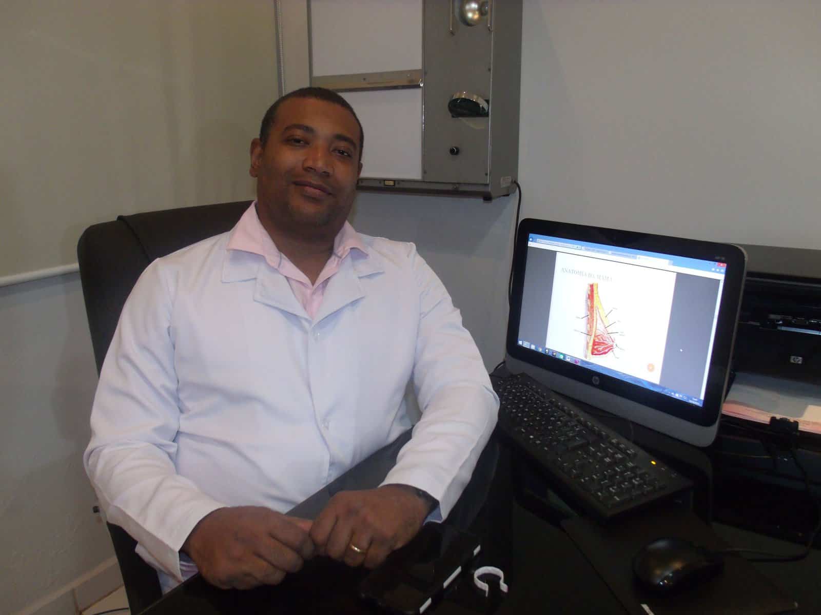 “Ela tinha muita fé que ficaria curada”, diz mãe que perdeu a filha para o câncer 4 Mastologista Sidney Rogério destaca a importância da realização de exames com frequência. (Foto: Bruna Lopes/ A GAZETA)