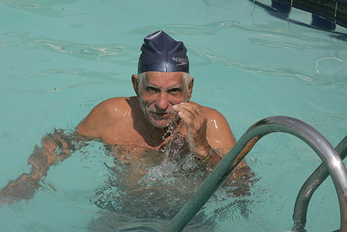 A melhor idade 9 A hidroginástica é uma das atividades favoritas dos idosos que participam do Sesc. (Foto: Odair leal/ A GAZETA)