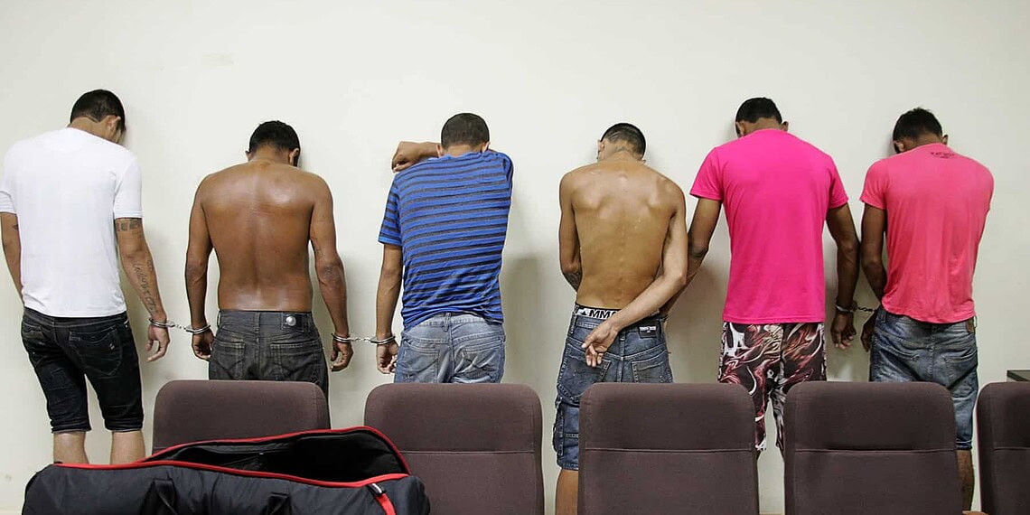 RIO BRANCO, ACRE - 07.10.2015 - Comando integrado das polícias Civil e Militar apresenta dez presos envolvidos nos ataques praticados nas últimas 24 horas em Rio Branco. Foto: Odair Leal/Folhapress