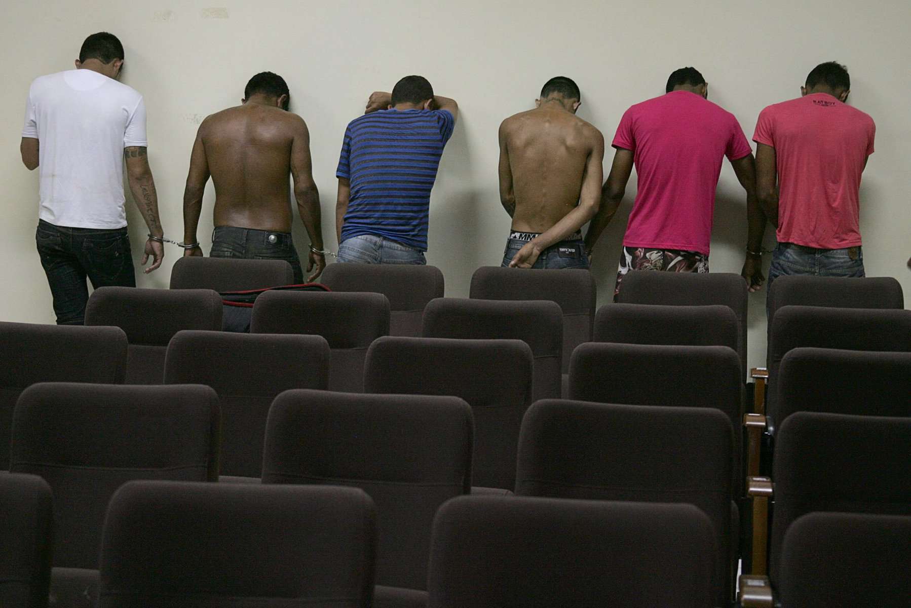 RIO BRANCO, ACRE - 07.10.2015 - Comando integrado das polícias Civil e Militar apresenta dez presos envolvidos nos ataques praticados nas últimas 24 horas em Rio Branco. Foto: Odair Leal/Folhapress