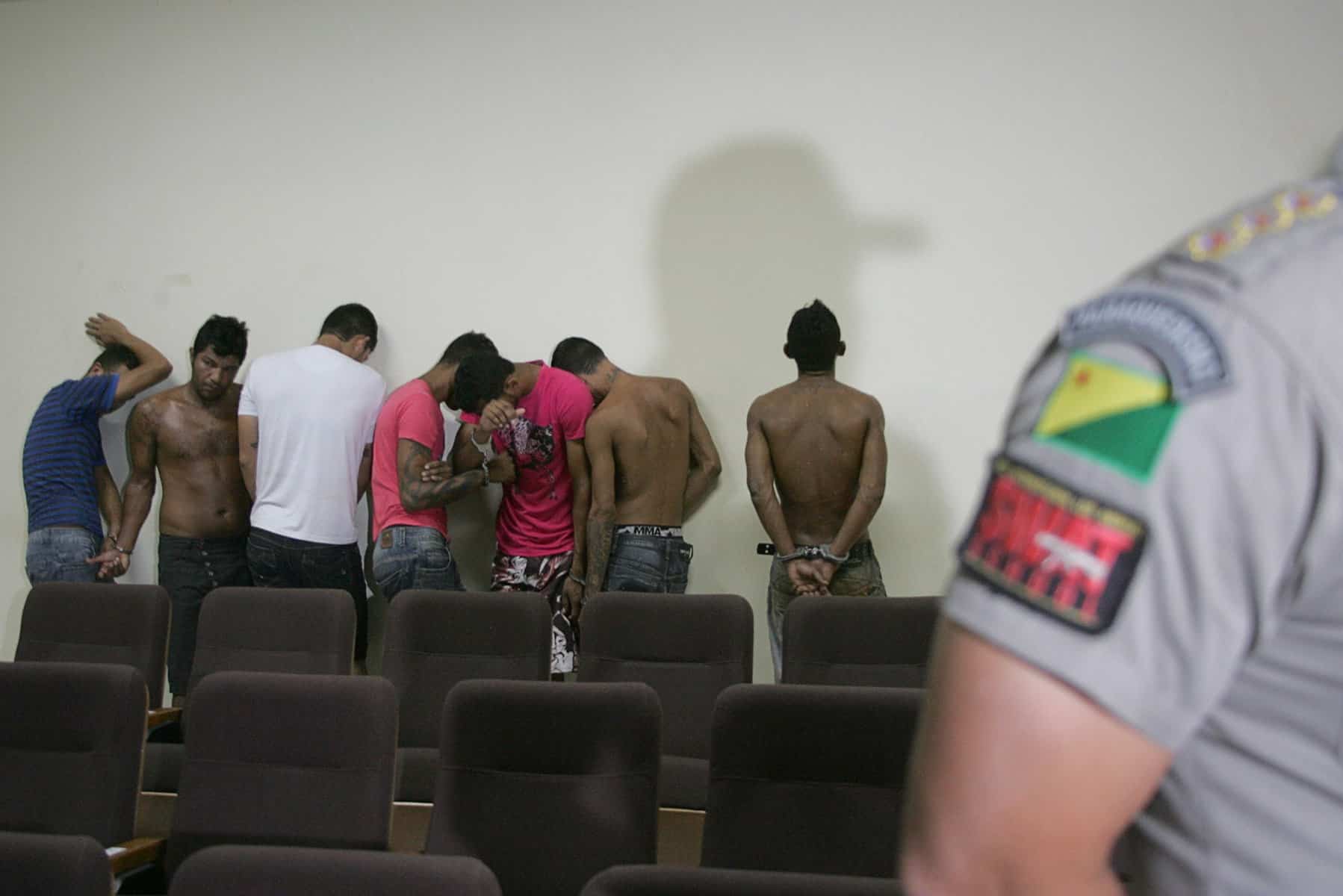RIO BRANCO, ACRE - 07.10.2015 - Comando integrado das polícias Civil e Militar apresenta dez presos envolvidos nos ataques praticados nas últimas 24 horas em Rio Branco. Foto: Odair Leal/Folhapress