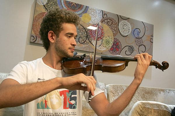 Festival leva música ao Hospital das Crianças e Apae 3 Estudante de música desde os sete anos hoje ele é spalla da Orquestra. (Foto: Odair Leal/ A GAZETA)