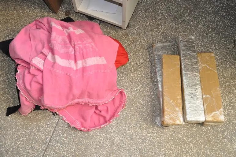 Adolescente de 17 anos é apreendida com 5 quilos de maconha prensada