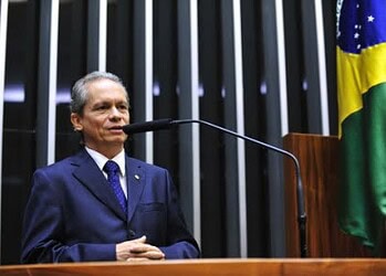 Ao votar contra PEC 395, Angelim defende educação gratuita de qualidade