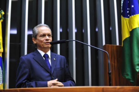 Ao votar contra PEC 395, Angelim defende educação gratuita de qualidade