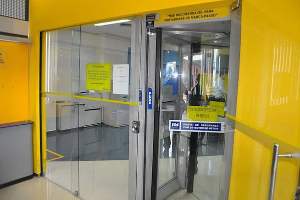 Vigilantes trocam tiros com assaltantes e impedem roubo de banco dentro da Ufac