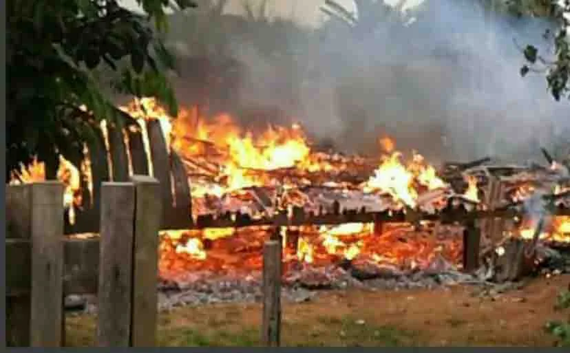 Briga entre vizinhos termina com casa incendiada no Quinari 1 Incêndio foi motivado por vingança, diz a polícia