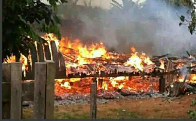 Briga entre vizinhos termina com casa incendiada no Quinari 2 Incêndio foi motivado por vingança, diz a polícia