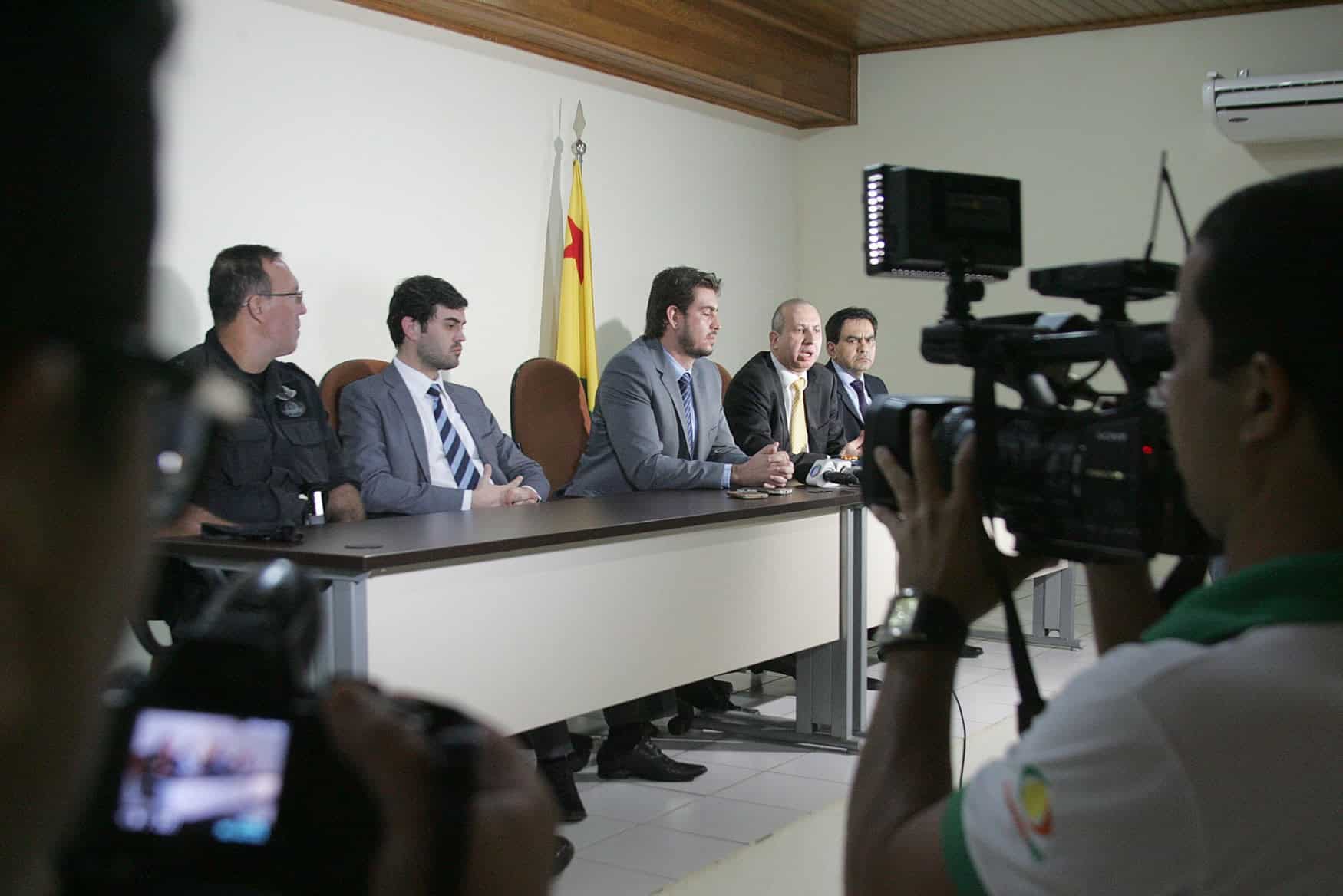 Segurança Pública ressalta que as investigações sobre a existência de facções criminosas não começaram com os atentados 1 Coletiva Polícia - OL (5)