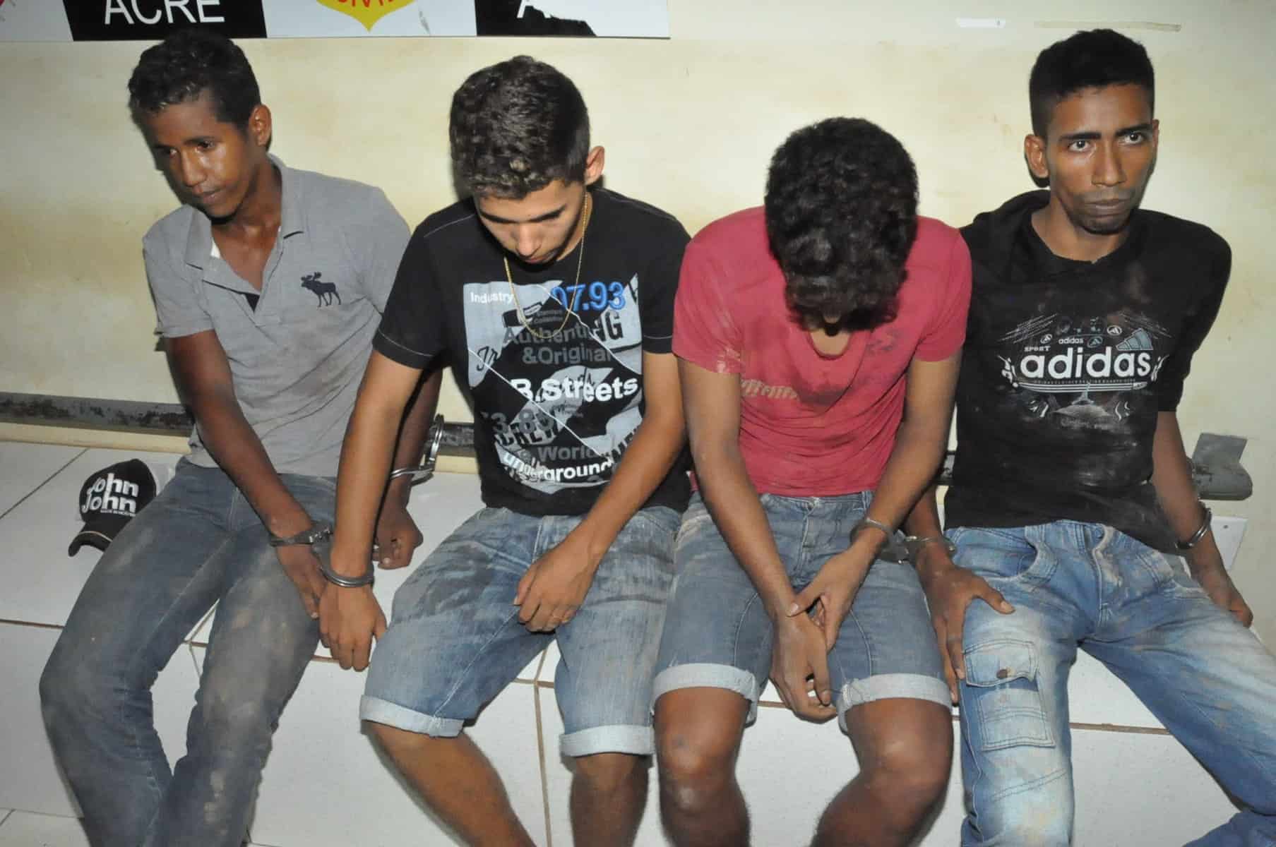 Polícia prende quatro homens com duas armas 1 DSC_0013 - Cópia