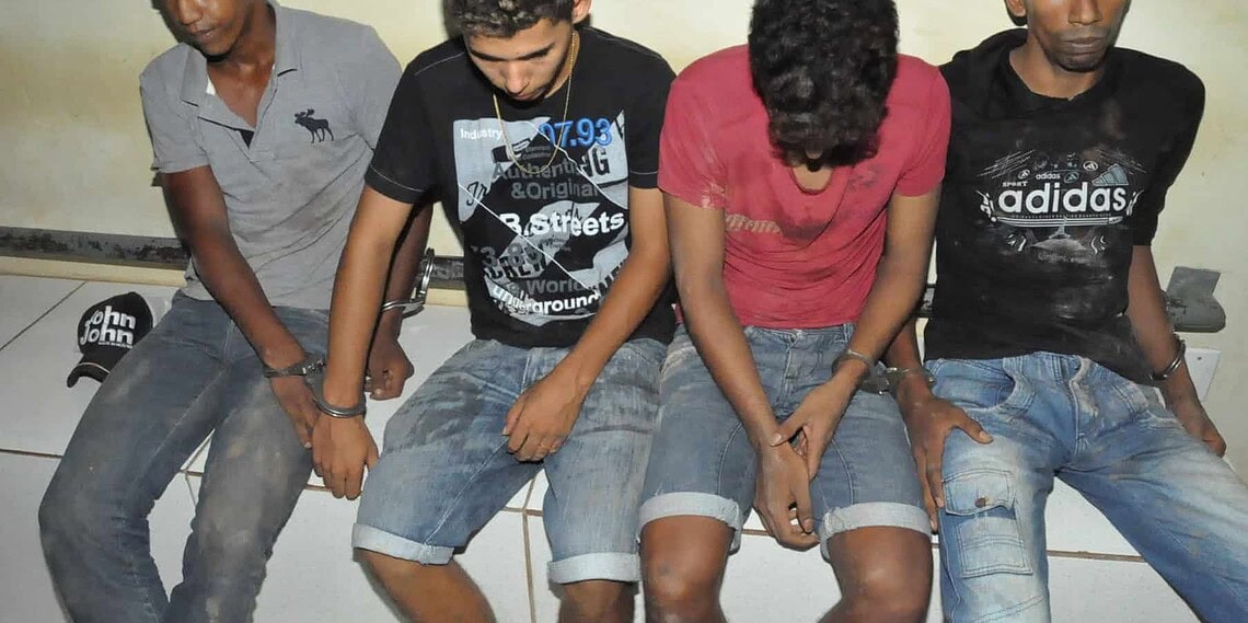 Polícia prende quatro homens com duas armas 1 Polícia prende quatro homens com duas armas