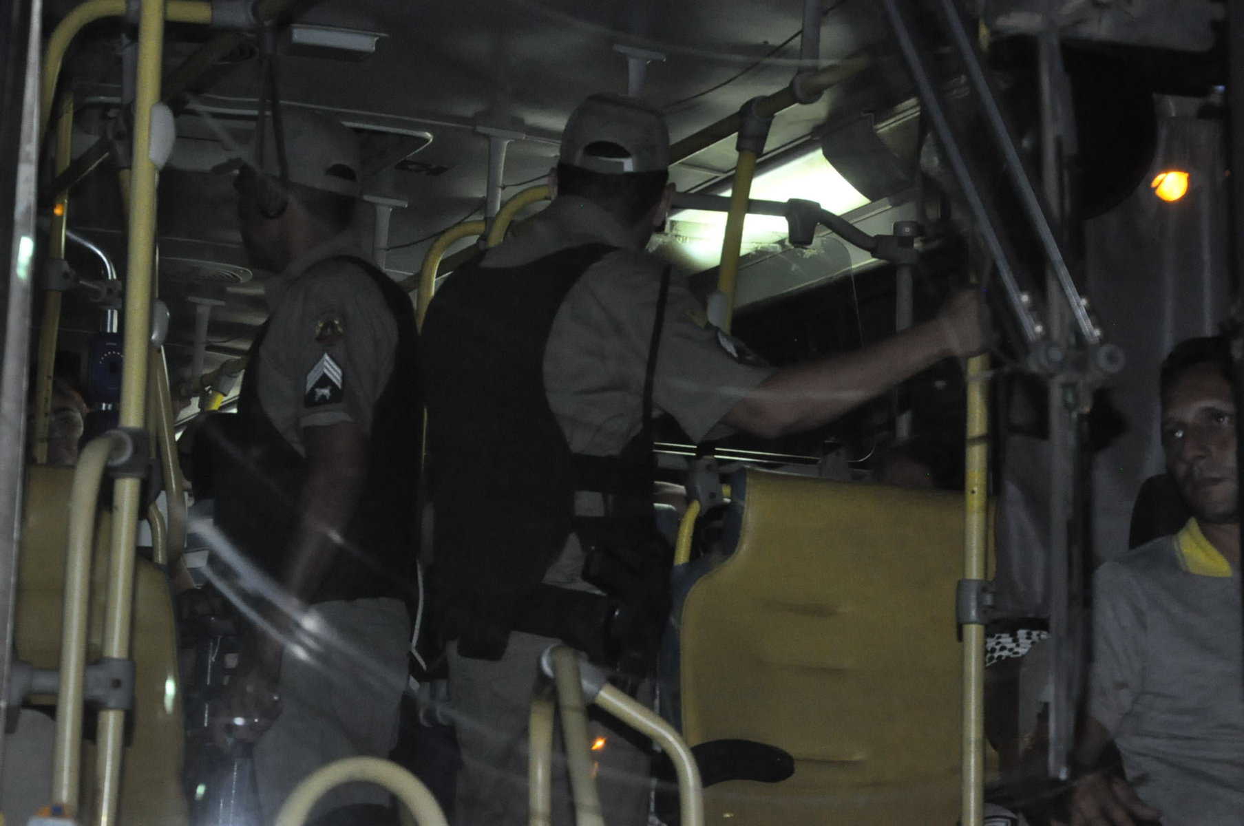 Na segunda noite de ataques ônibus circularam em Rio Branco com escolta policial 4 DSC_0121