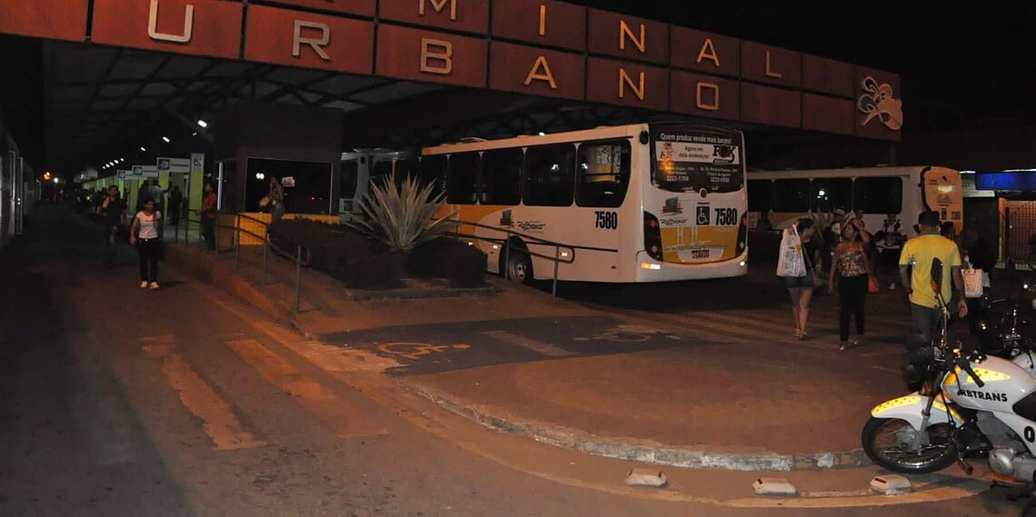 Na segunda noite de ataques ônibus circularam em Rio Branco com escolta policial 1 Na segunda noite de ataques ônibus circularam em Rio Branco com escolta policial