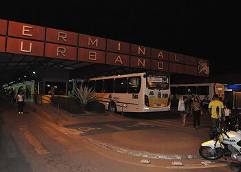 Na segunda noite de ataques ônibus circularam em Rio Branco com escolta policial