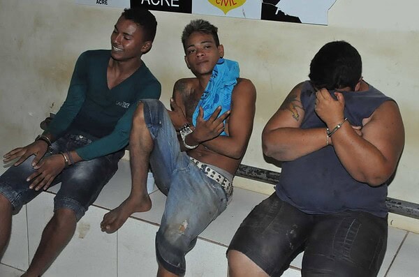 Dois homens e uma mulher são presos em flagrante após assaltar comércio