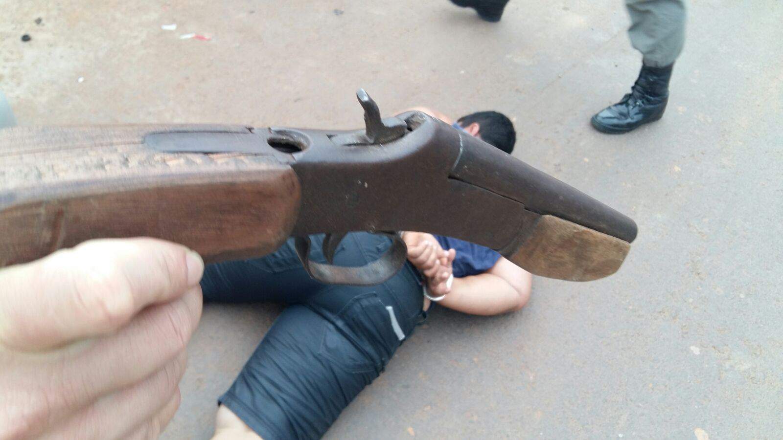 Dois homens e uma mulher são presos em flagrante após assaltar comércio 2