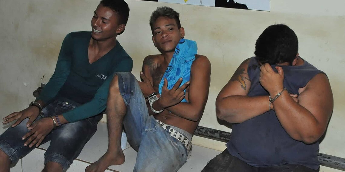 Dois homens e uma mulher são presos em flagrante após assaltar comércio
