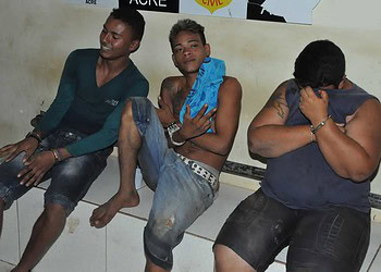 Dois homens e uma mulher são presos em flagrante após assaltar comércio