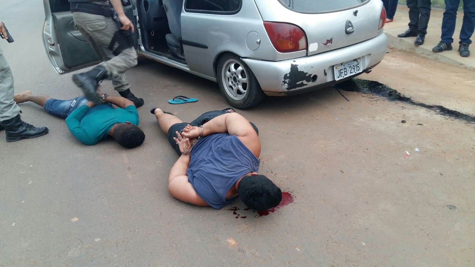 Dois homens e uma mulher são presos em flagrante após assaltar comércio